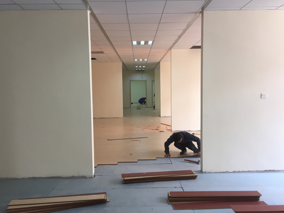 辦公室裝修復(fù)合地板鋪貼圖片 辦公室裝修復(fù)合地板鋪貼圖片